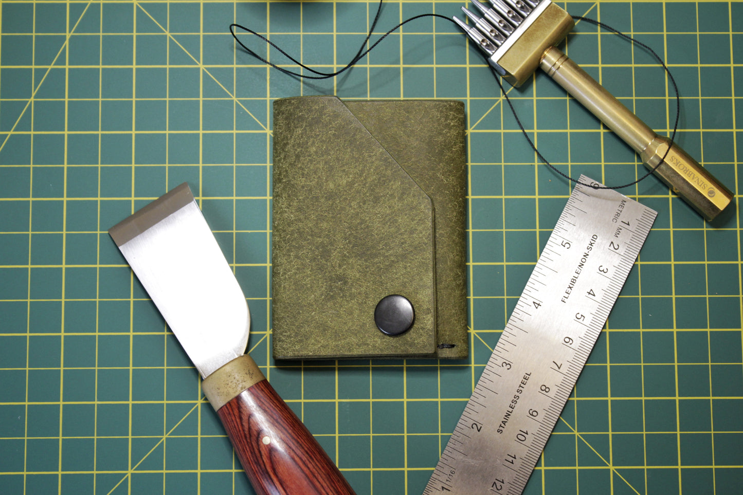 The Shroud - Minimalist Leather Wallet - Oliva Green